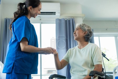 Téléchargez les photos : Une jeune infirmière asiatique dans une maison de retraite s'occupe d'une femme âgée. Le médecin traitant fournit des services de physiothérapie aux patients âgés afin qu'ils puissent faire de l'exercice pour leur santé.. - en image libre de droit