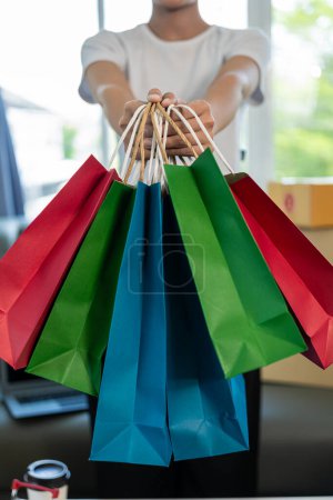 Téléchargez les photos : Les femmes transportent divers sacs à provisions colorés. Gros plan photo du concept de shopping - en image libre de droit