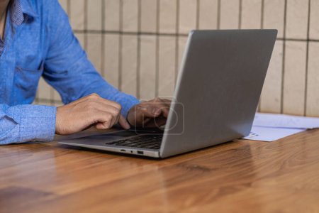 Foto de Las manos en el teclado del ordenador portátil, la búsqueda de información, navegar por Internet en un escritorio remoto. trabajar en línea negocio y tecnología imagen de primer plano - Imagen libre de derechos