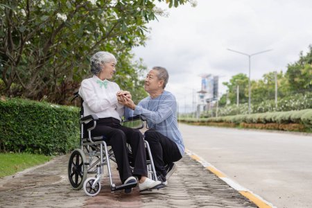 Téléchargez les photos : Couple dans le parc près de la maison pour se détendre, la santé et l'exercice dans le sport amoureux, le vieil homme et la femme âgée faisant une promenade à l'extérieur ensemble le matin - en image libre de droit