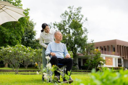 Foto de Enfermera asiática que cuida a un anciano en el jardín en casa, enfermera cuidadora que apoya el seguro de salud en el hogar o el hospital, anciano - Imagen libre de derechos