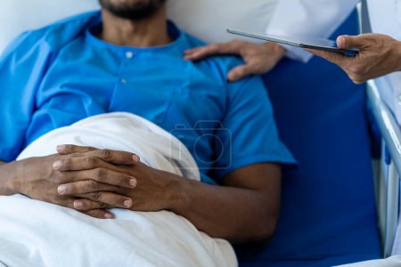 Téléchargez les photos : Homme patient d'origine asiatique au lit reçoit de bonnes nouvelles de médecin au sujet de son rétablissement à l'hôpital, la santé, le concept médical et d'assurance. - en image libre de droit
