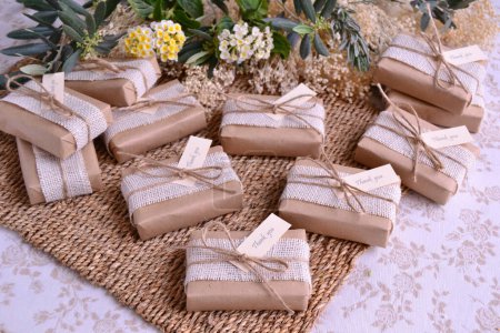 Hochzeit begünstigt Handwerk Geschenkbox mit Jute-Dekoration und benutzerdefinierte Etikett, natürliche Farbe beige braun weiß, Weide und Blumen, Olivenblätter Hintergrund