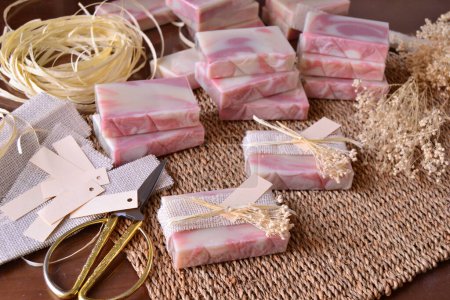 Wedding favours making pink color handmade soaps decoration with jute and white flowers, beautiful packaging gift box, baby girl shower, baptism, communion party souvenirs