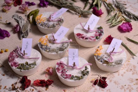 Hochzeit Gefallen botanische Kerzen handgemachtes Gastgeschenk mit benutzerdefinierten Etikett, weiße Farbe Jute Hintergrund, Party-Souvenir