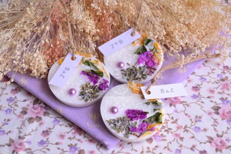 Hochzeit bevorzugt duftenden Wachsriegel mit benutzerdefinierten Etikett in lila weißer Farbdekoration, handgemachte Lufterfrischer, originelles Souvenir für Partygäste, natürliches Geschenk