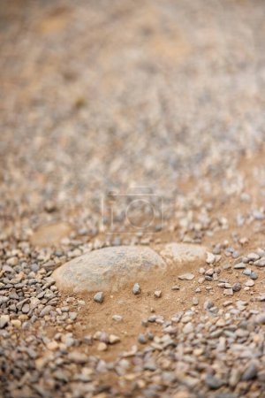 Foto de Texturas de piedras de colores suelo con arena ideal para su uso en fondos - Imagen libre de derechos