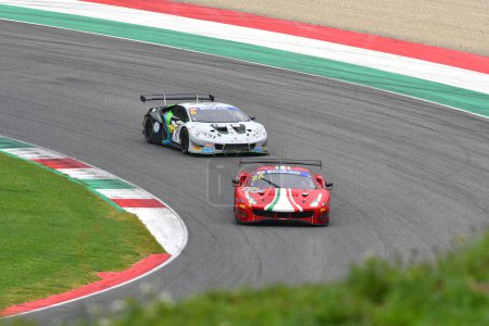 Téléchargez les photos : Mugello Circuit, Italie - 21 octobre 2022 : Ferrari GT3 Evo piloté par Han Huilin - Gai de l'équipe AF Corse en action lors de la séance de qualification du Championnat d'Italie GT - en image libre de droit