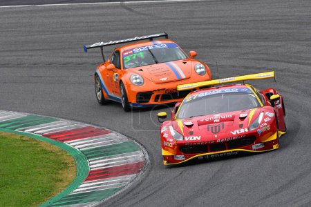 Téléchargez les photos : Mugello Circuit, Italie - 21 Octobre 2022 : Ferrari 488 GT3 Evo piloté par Di Amato de l'équipe Scuderia Baldini 27 en action lors de la séance de qualification du Championnat d'Italie GT - en image libre de droit