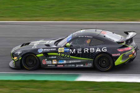 Téléchargez les photos : Mugello Circuit, Italie - 21 octobre 2022 : Mercedes AMG GT4 pilotée par Bencivenni - Ferri de l'équipe Nova Race en action lors de la séance de qualification du Championnat d'Italie GT - en image libre de droit