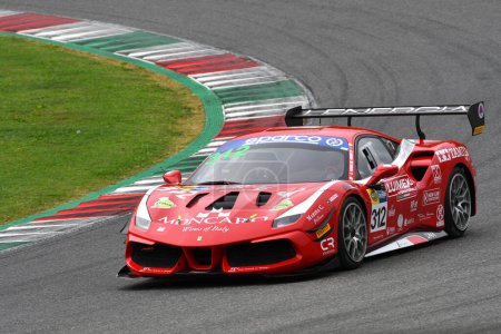 Téléchargez les photos : Mugello Circuit, Italie - 21 Octobre 2022 : Ferrari 488 Challenge Evo piloté par Marzialetti de l'équipe Best Lap en action lors de la séance de qualification du Championnat d'Italie GT - en image libre de droit