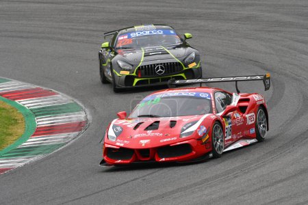 Téléchargez les photos : Mugello Circuit, Italie - 21 Octobre 2022 : Ferrari 488 Challenge Evo piloté par Babalus de l'équipe Best Lap en action lors de la séance de qualification du Championnat d'Italie GT - en image libre de droit