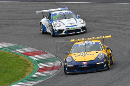 Téléchargez les photos : Mugello Circuit, Italie - 21 octobre 2022 : Porsche 991 GT3 pilotée par De Bellis Riccardo de l'équipe ZRS Motorsport en action lors de la séance de qualification du Championnat d'Italie GT - en image libre de droit