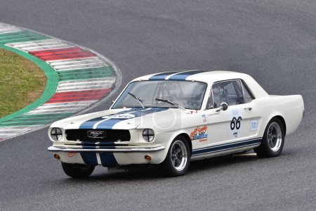 Téléchargez les photos : Scarperia, 3 April 2022: Ford Mustang 289 1965 driven by unknown in action during Mugello Classic 2022 at Mugello Circuit in Italy. - en image libre de droit