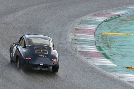 Téléchargez les photos : Scarperia, 3 avril 2022 : # 32 Porsche 356 (B) 2000 GS Carrera 2 coup 1962 en action lors du Mugello Classic 2022 au Mugello Circuit en Italie. - en image libre de droit