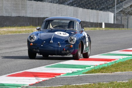 Téléchargez les photos : Scarperia, 3 avril 2022 : # 32 Porsche 356 (B) 2000 GS Carrera 2 coup 1962 en action lors du Mugello Classic 2022 au Mugello Circuit en Italie. - en image libre de droit