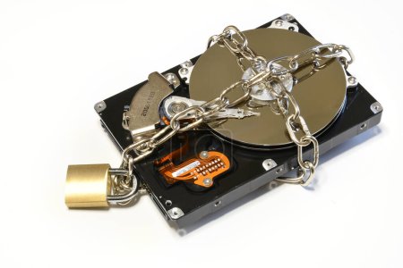 Festplatte mit Eisenkette und Vorhängeschloss öffnen. Cyber-Sicherheitskonzept. Daten der Festplatte durch Vorhängeschloss gesichert