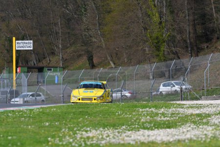 Téléchargez les photos : Scarperia, 2 avril 2023 : Porsche 934-935 IMSA-GT année 1977 en action lors du Mugello Classic 2023 au Mugello Circuit en Italie. - en image libre de droit