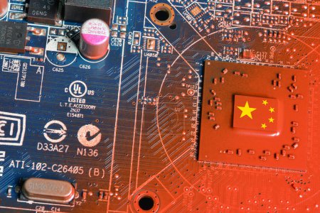 Foto de Bandera de la República de China en el núcleo de un procesador de una placa de circuito electrónico impreso. Concepto de supremacía en la fabricación global de microchips y semiconductores. - Imagen libre de derechos