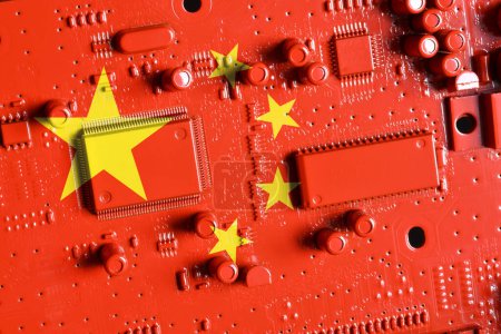 Foto de Bandera de la República de China en una placa de circuito impreso pintada de rojo. Concepto de supremacía en la fabricación global de microchips y semiconductores. - Imagen libre de derechos