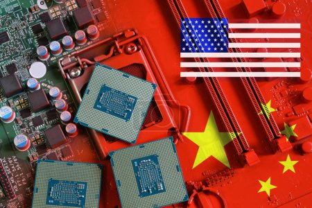 Foto de Bandera de la República de China y Estados Unidos en una placa base de PC pintada de rojo con algunos procesadores en ella. Concepto de supremacía en la fabricación global de microchips y semiconductores. Italia - Imagen libre de derechos