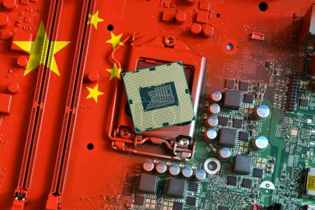 Foto de Bandera de la República de China en una placa base de PC pintada de rojo con una CPU. Concepto de supremacía en la fabricación global de microchips y semiconductores. Italia - Imagen libre de derechos