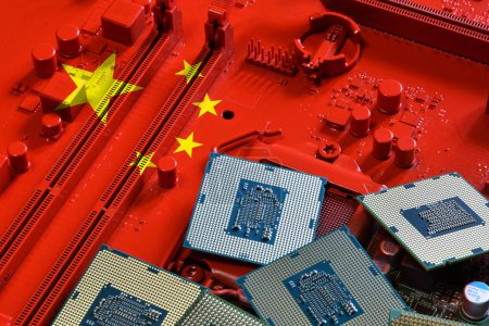 Foto de Bandera de la República de China en una placa base de PC pintada de rojo con algunos procesadores en ella. Concepto de supremacía en la fabricación global de microchips y semiconductores. Italia - Imagen libre de derechos