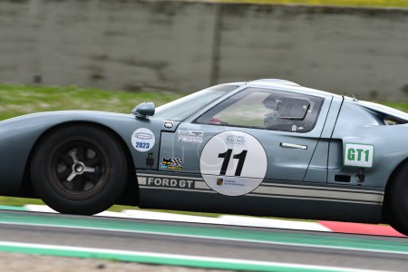 Téléchargez les photos : Scarperia, 2 avril 2023 : Ford GT40 C de l'année 1965 en action lors du Mugello Classic 2023 sur le circuit de Mugello en Italie. - en image libre de droit