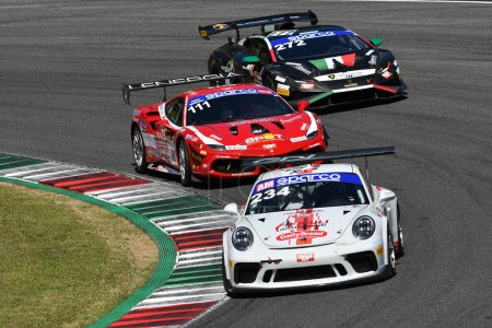 Téléchargez les photos : Scarperia, 7 juillet 2023 : Porsche 992 du Team GDL RACING srl drive de Luvisi Matteo et Guerra Marco en action lors de la pratique du Championnat d'Italie sur le circuit de Mugello. Italie. - en image libre de droit