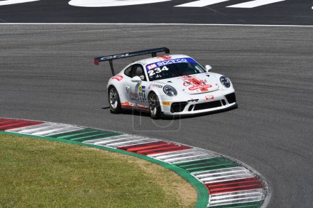 Téléchargez les photos : Scarperia, 7 juillet 2023 : Porsche 992 du Team GDL RACING srl drive de Luvisi Matteo et Guerra Marco en action lors de la pratique du Championnat d'Italie sur le circuit de Mugello. Italie. - en image libre de droit