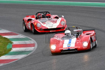 Téléchargez les photos : Scarperia, 2 avril 2023 : Lola T212 de l'année 1971 en action lors du Mugello Classic 2023 sur le circuit de Mugello en Italie. - en image libre de droit