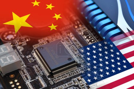 Foto de Microchip en una placa base con Bandera de China y EE.UU. Concepto para la batalla de la producción global de microchips. - Imagen libre de derechos