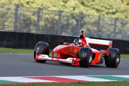 Foto de Scarperia, Mugello - 28 de octubre de 2023: Ferrari F1-2000 año 2000 ex Michael Schumacher en acción en el Circuito Mugello durante las Finales Mundiales Ferrari 2023 en Italia. - Imagen libre de derechos