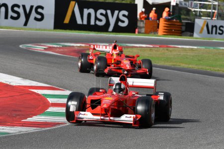 Foto de Scarperia, Mugello - 28 de octubre de 2023: Ferrari F1-2000 año 2000 ex Michael Schumacher en acción en el Circuito Mugello durante las Finales Mundiales Ferrari 2023 en Italia. - Imagen libre de derechos