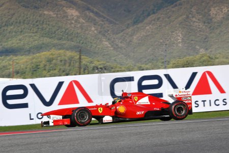 Foto de Scarperia, Mugello - 28 de octubre de 2023: Ferrari F1 F150 año 2011 ex Fernando Alonso en acción en el Circuito Mugello durante las Finales Mundiales Ferrari 2023 en Italia. - Imagen libre de derechos