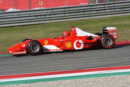 Foto de Scarperia, Mugello - 28 de octubre de 2023: Ferrari F1 F2003GA año 2003 ex Michael Schumacher en acción en el Circuito Mugello durante las Finales Mundiales Ferrari 2023 en Italia. - Imagen libre de derechos