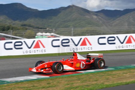 Foto de Scarperia, Mugello - 28 de octubre de 2023: Ferrari F1 F2003GA año 2003 ex Michael Schumacher en acción en el Circuito Mugello durante las Finales Mundiales Ferrari 2023 en Italia. - Imagen libre de derechos