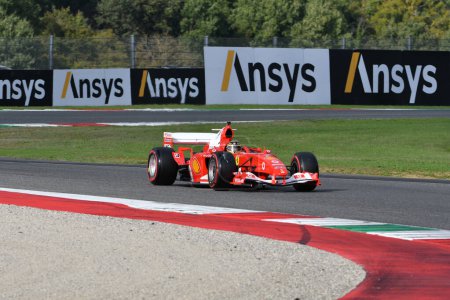 Foto de Scarperia, Mugello - 28 de octubre de 2023: Ferrari F1 F2004 año 2004 ex Michael Schumacher en acción en el Circuito Mugello durante las Finales Mundiales Ferrari 2023 en Italia. - Imagen libre de derechos