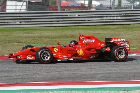Foto de Scarperia, Mugello - 28 de octubre de 2023: Ferrari F1 F2007 año 2007 ex Kimi Raikkonen en acción en el Circuito Mugello durante las Finales Mundiales Ferrari 2023 en Italia. - Imagen libre de derechos