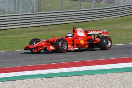 Foto de Scarperia, Mugello - 28 de octubre de 2023: Ferrari F1 F2008 año 2008 ex Kimi Raikkonen en acción en el Circuito Mugello durante las Finales Mundiales Ferrari 2023 en Italia. - Imagen libre de derechos