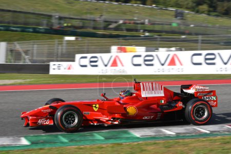 Foto de Scarperia, Mugello - 28 de octubre de 2023: Ferrari F1 F2008 año 2008 ex Kimi Raikkonen en acción en el Circuito Mugello durante las Finales Mundiales Ferrari 2023 en Italia. - Imagen libre de derechos