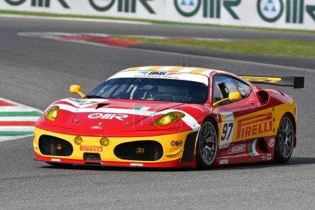 Téléchargez les photos : Scarperia - Italie, 28 octobre 2023 : Ferrari 430 GTC en action sur le circuit de Mugello lors de la finale mondiale Ferrari 2023 en Italie. - en image libre de droit
