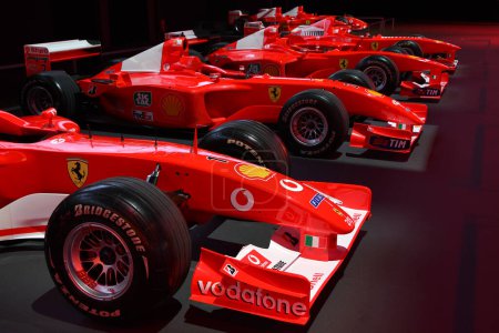 Foto de Scarperia, Mugello - 28 de octubre de 2023: Ferrari F2002 de Michael Schumacher en exhibición durante las Finales Mundiales Ferrari 2023 en el Circuito Mugello en Italia. - Imagen libre de derechos