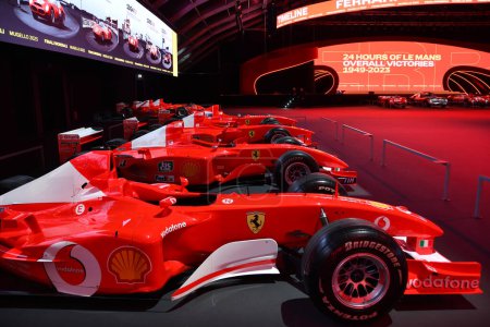 Foto de Scarperia, Mugello - 28 de octubre de 2023: Ferrari F2002 de Michael Schumacher en exhibición durante las Finales Mundiales Ferrari 2023 en el Circuito Mugello en Italia. - Imagen libre de derechos