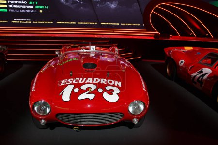 Téléchargez les photos : Scarperia, Mugello - 28 octobre 2023 : Ferrari 375 Plus de l'année 1954 exposé lors de la finale mondiale Ferrari 2023 sur le circuit de Mugello en Italie. - en image libre de droit