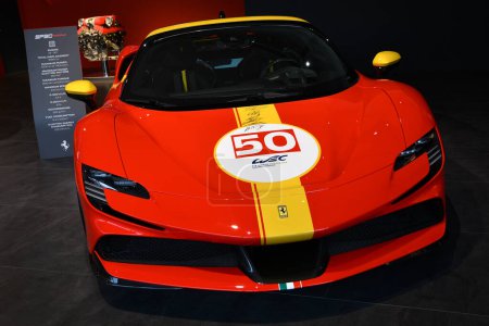 Foto de Scarperia, Mugello - 28 de octubre de 2023: Ferrari SF90 Stradale en exhibición durante las Finales Mundiales Ferrari 2023 en el Circuito Mugello en Italia. - Imagen libre de derechos