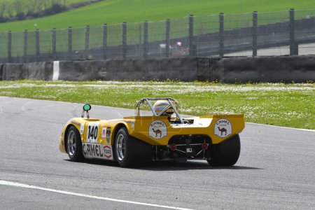 Foto de Scarperia, 2 de abril de 2023: Lola T212 del año 1971 en acción durante el Mugello Classic 2023 en el Circuito de Mugello en Italia. - Imagen libre de derechos