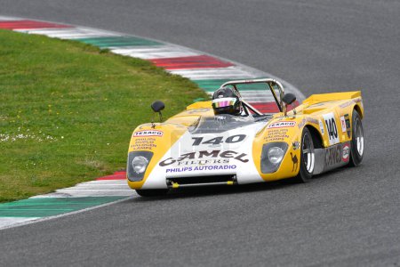 Foto de Scarperia, 2 de abril de 2023: Lola T212 del año 1971 en acción durante el Mugello Classic 2023 en el Circuito de Mugello en Italia. - Imagen libre de derechos