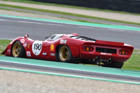 Foto de Scarperia, 2 de abril de 2023: Ferrari 312 P año 1969 ex Pedro Rodríguez en acción durante el Mugello Classic 2023 en el Circuito Mugello en Italia. - Imagen libre de derechos