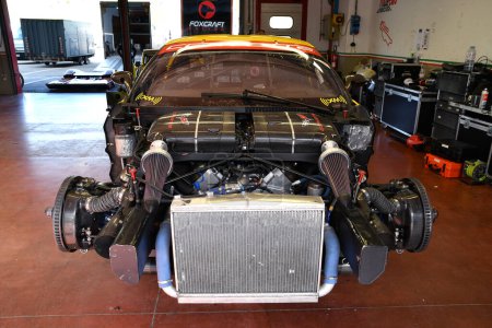 Téléchargez les photos : Scarperia, 2 avril 2023 : Détail moteur de Chevrolet Corvette C6 ZR1 année 2010 en action lors du Mugello Classic 2023 au Mugello Circuit en Italie. - en image libre de droit